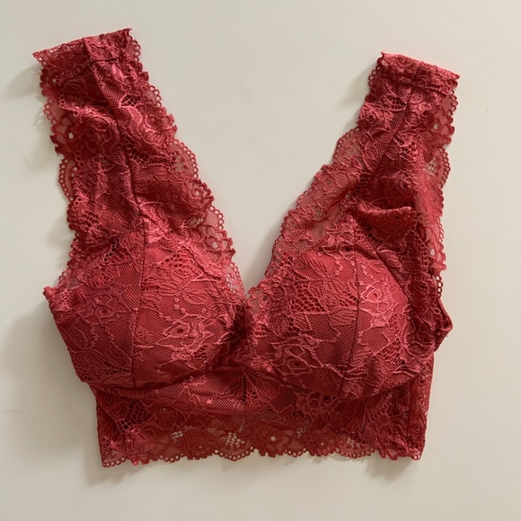 5 FOR 40 🎉 Lace Top with Built in Soft Bra - Picture 2 of 3